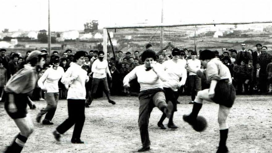Jugadoras del Relámpago de Elviña disputan la pelota durante un partido de Carnaval.