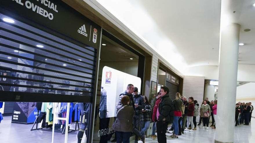 Los aficionados del Oviedo madrugan para adquirir las entradas para Riazor  - La Opinión de A Coruña