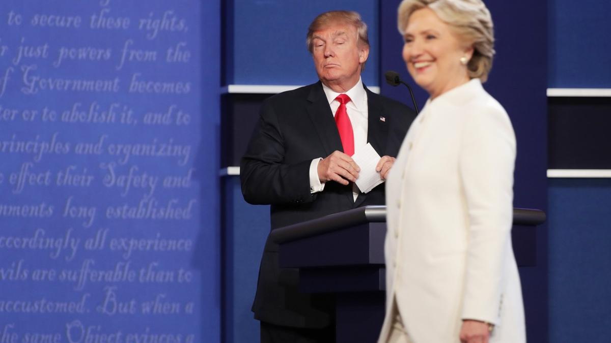 Trump observa serio a una sonriente Hillary, durante el tercer y último debate presidencial.