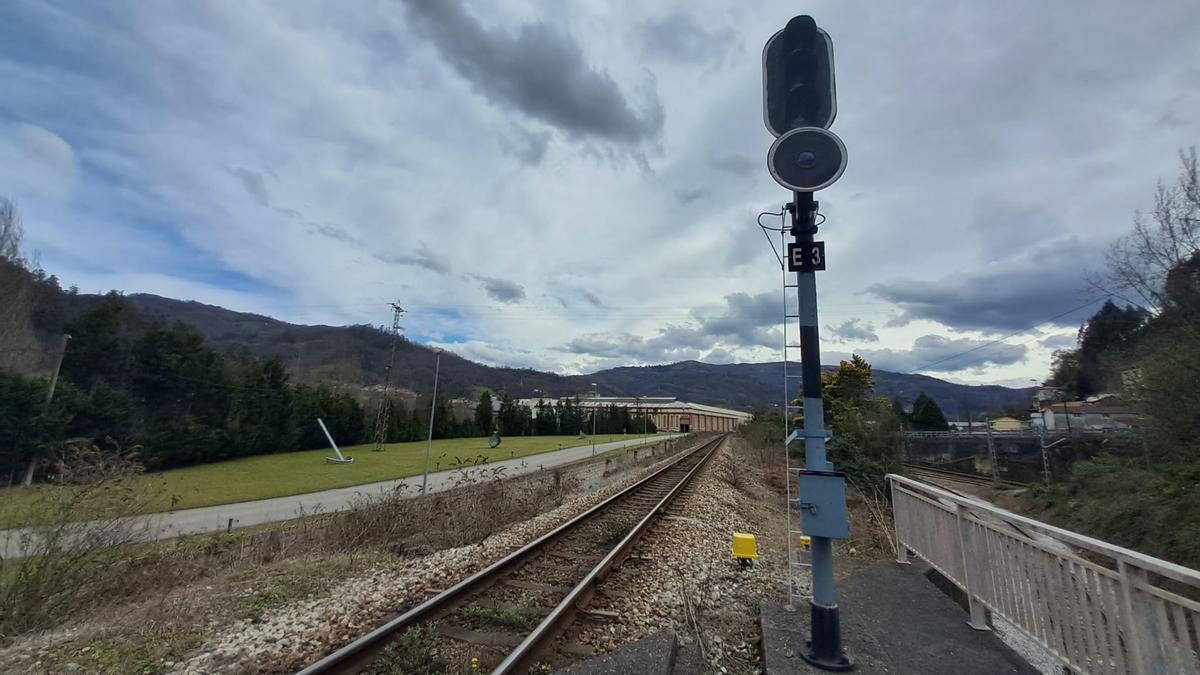 La vía del tren, con la factoría de Talleres Alegría detrás, a la izquierda.