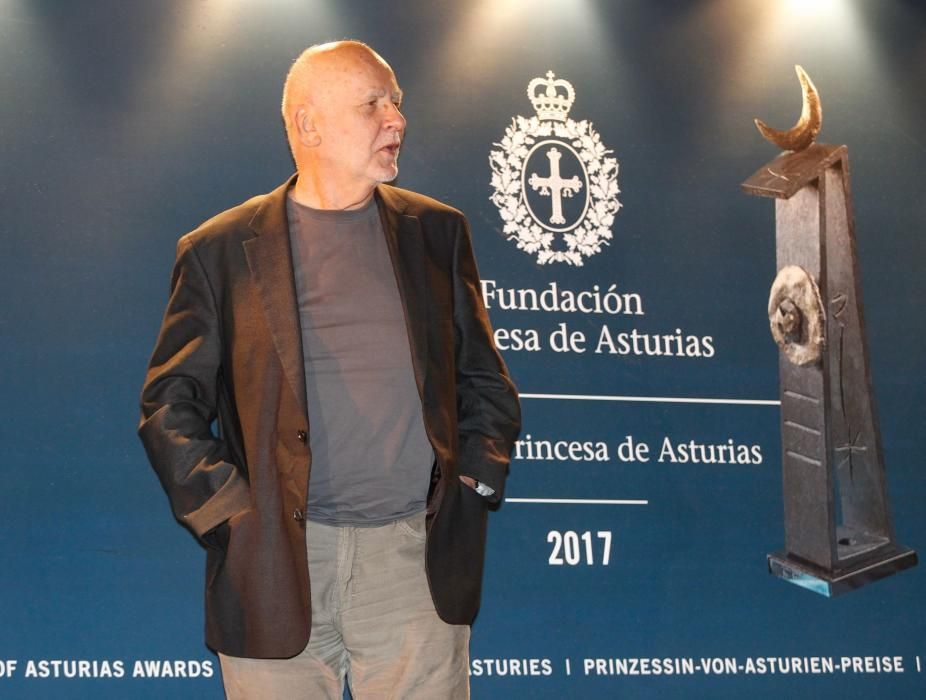 Llegada a Oviedo de Adam Zagajewski, premio Princesa de Asturias de las Letras