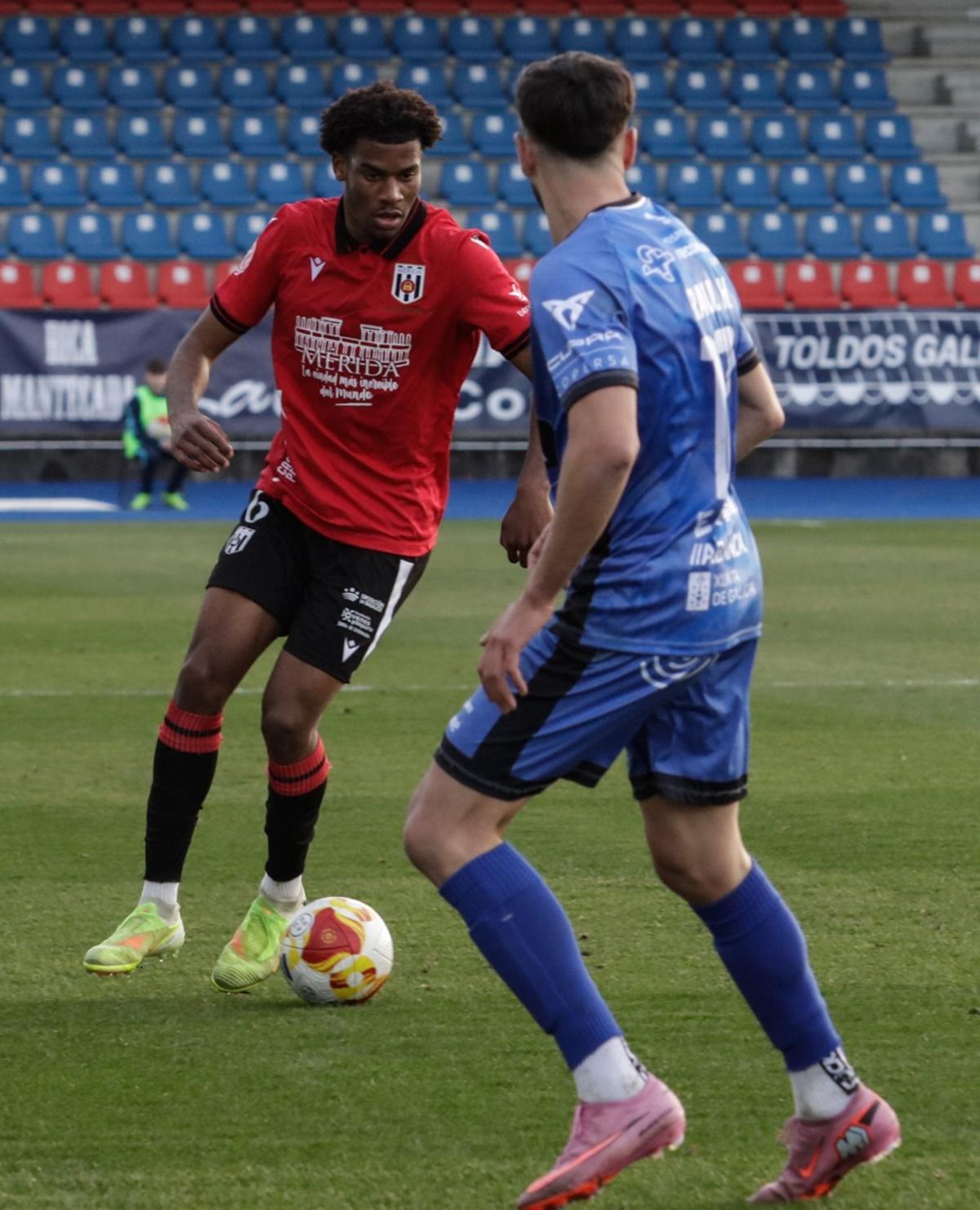 Gio Almeida controla el balón durante el partido del sábado en Ourense.