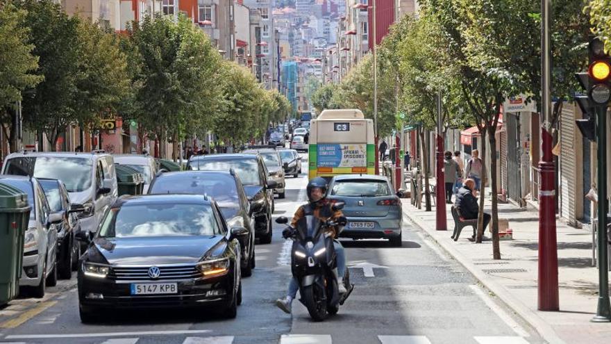 Tráfico en la calle Sanjurjo Badía, en Teis (Vigo). |  // MARTA G. BREA