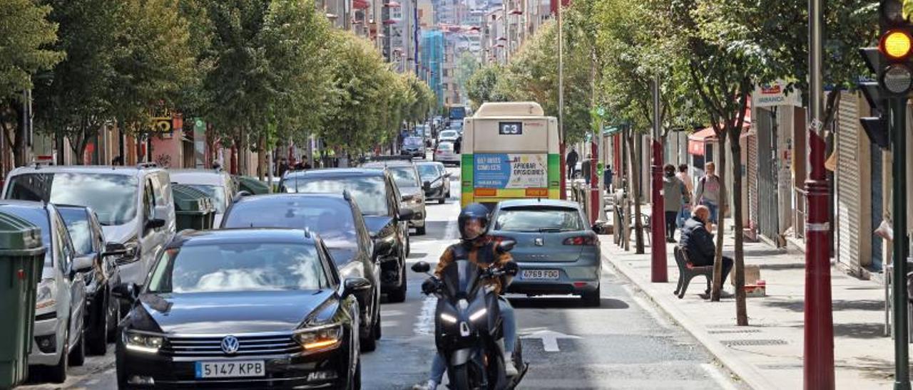 Tráfico en la calle Sanjurjo Badía, en Teis (Vigo). |  // MARTA G. BREA