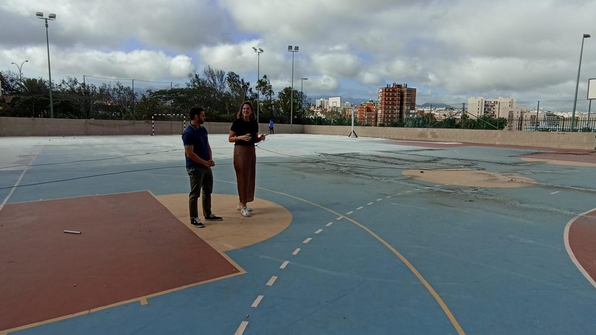 La concejala de Deportes, Carla Campoamor, junto al gerente del IMD, Eloy García, en las pistas Rosi Sánchez