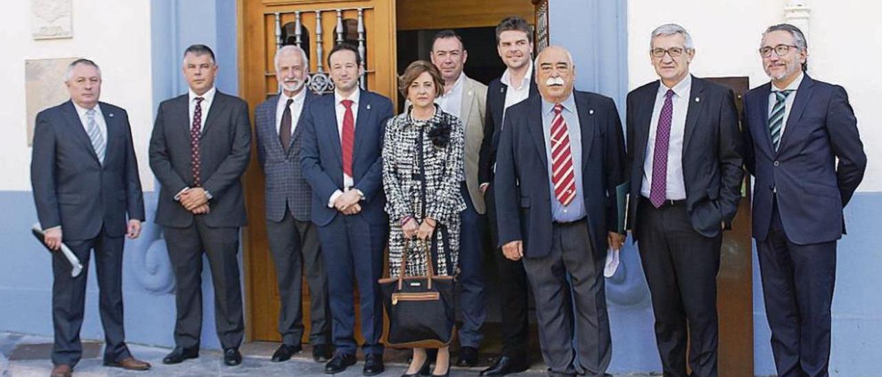 La recepción oficial en el Ayuntamiento de Grado: Elías Fernández, de &quot;Amigos de Grado&quot;; Alfredo Varela, portavoz municipal del PSOE; Salvador Gutiérrez, miembro de la Real Academia Española; el consejero de Presidencia, Guillermo Martínez; el alcalde de Grado, José Luis Trabanco, la premiada Beatriz Arias (delante); el &quot;Moscón de Oro&quot; Pablo Alonso; el presidente de &quot;Amigos de Grado&quot;, Claudio Menéndez de la Riera; el rector de la Universidad de Oviedo, Santiago García, y el cónsul honorario de México en Asturias, Jesús Gutiérrez.