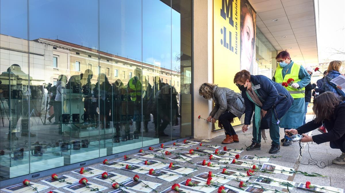 Ofrenda de claveles rojos en la puerta del Museu de Lleida tras la marcha de las últimas obras de arte sacro con destino a Barbastro. 