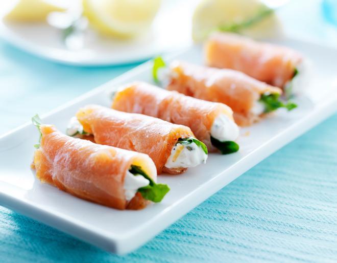 Rollitos de salmón y queso en crema