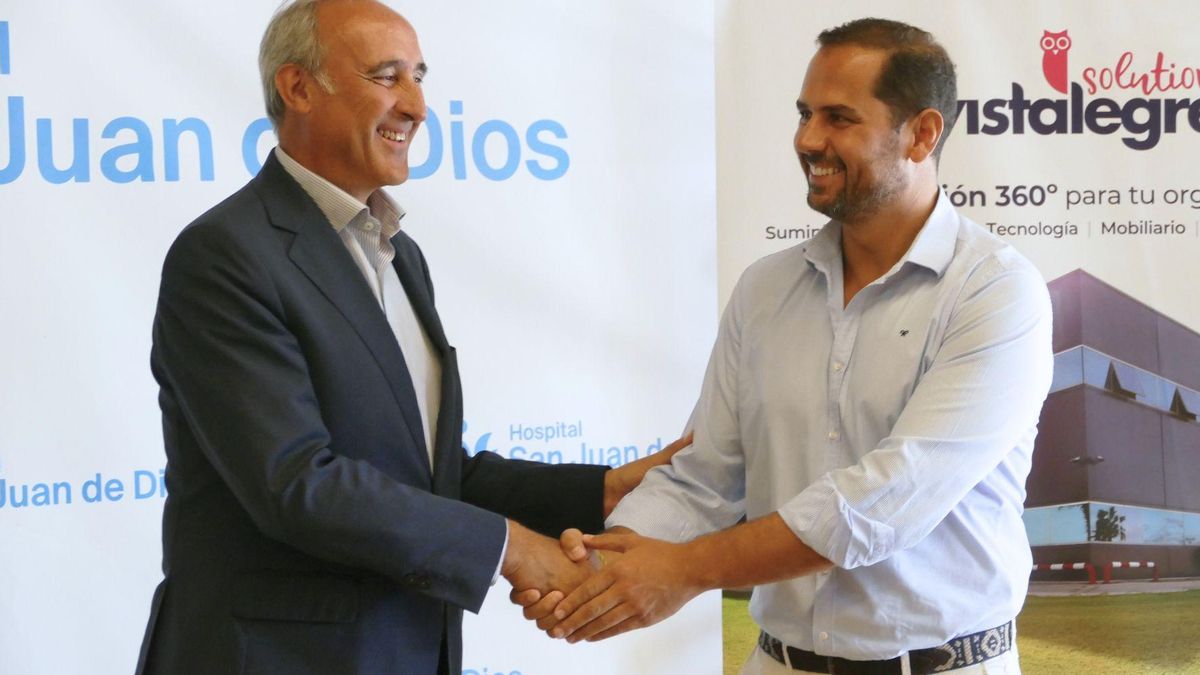 El director gerente del Hospital San Juan de Dios y el consejero delegado de Vistalegre Solutions tras la firma del convenio.