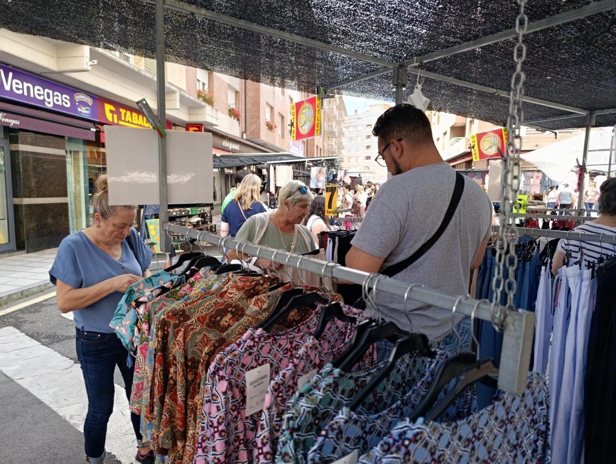 Vestidos y sandalias reinan en el mercado de la Pola