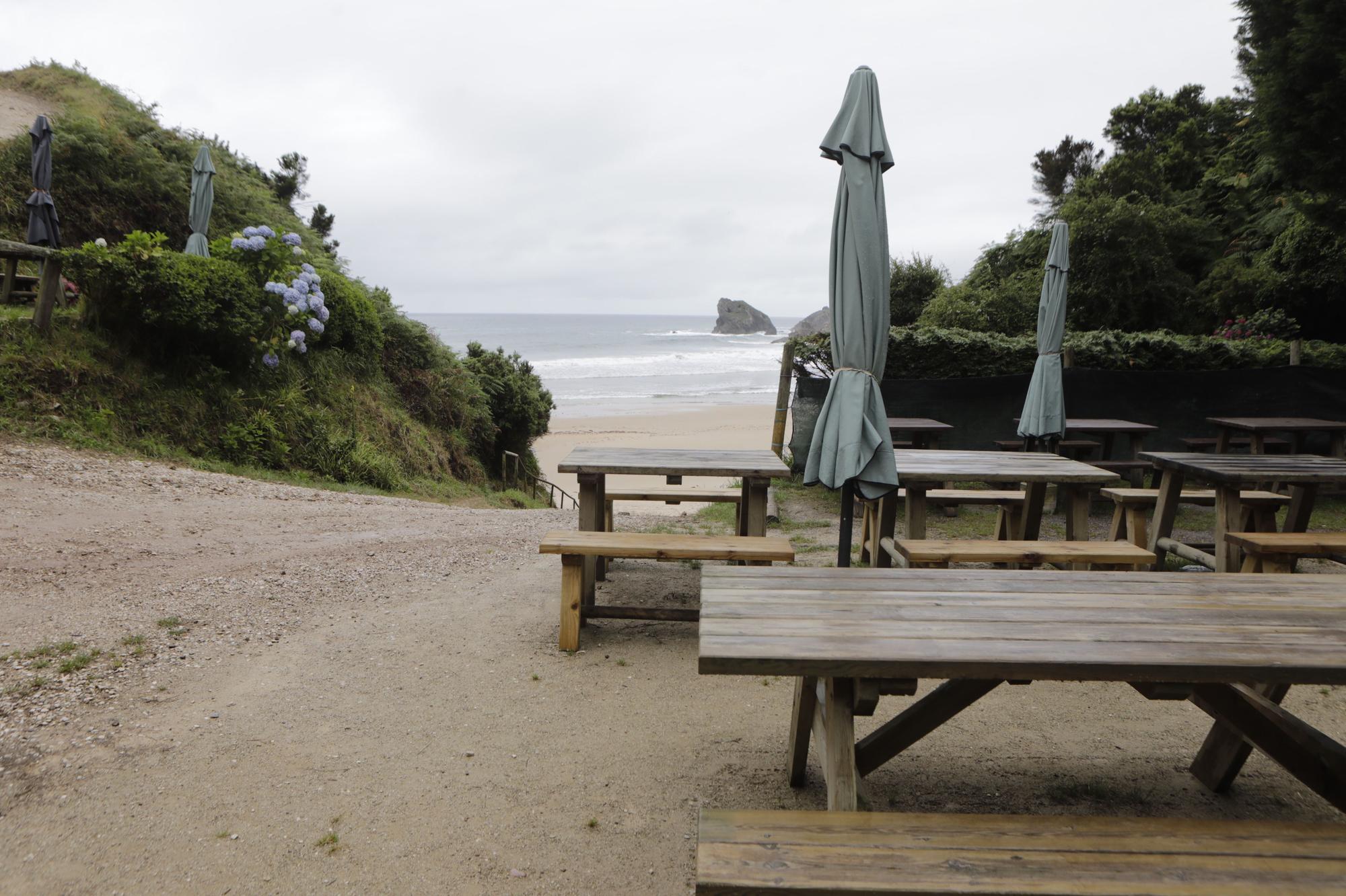 Así es Torimbia, la playa en la que a veces toca taparse