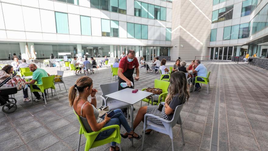 Cafetería de los juzgados de Elche, reubicada en un patio.