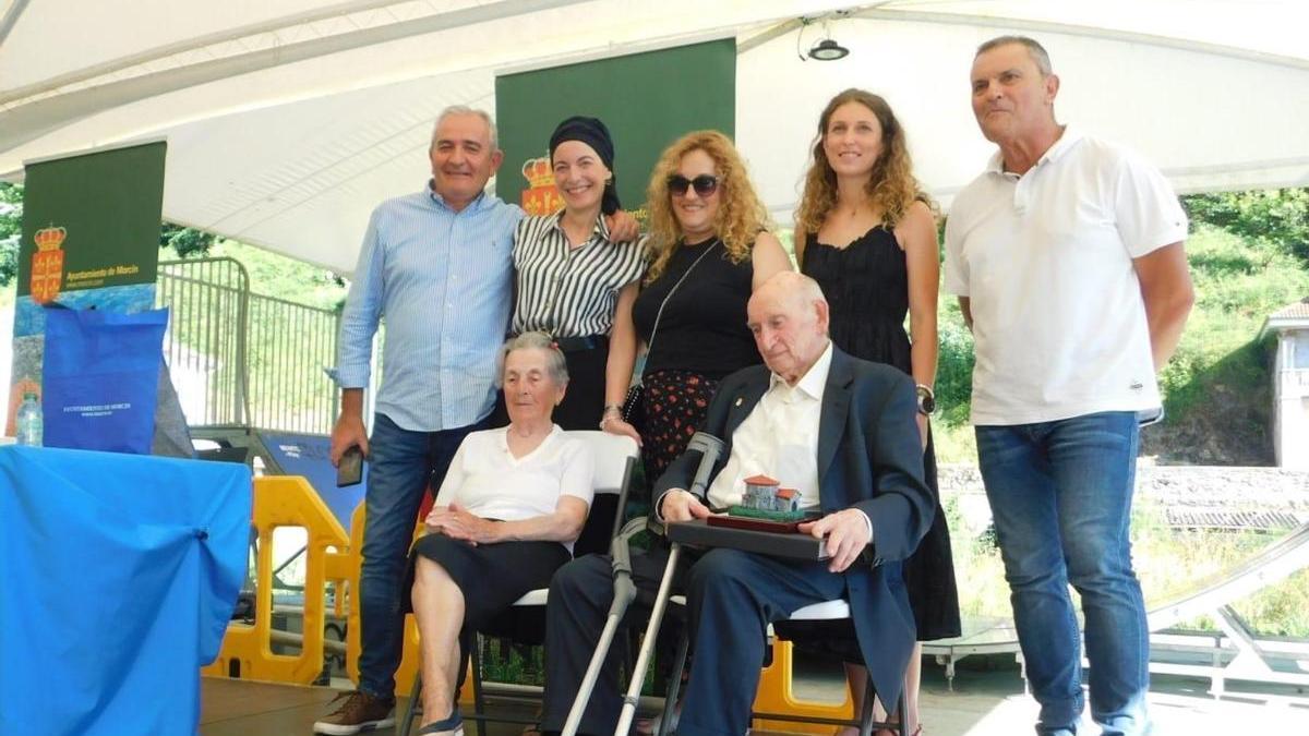 Francisca Rivero y José Luis Fernández, sentados, tras recibir el homenaje. De pie, Fernando Delgado, cronista oficial de Morcín; las concejalas Noelia Pereira, Elena Correira y Rocío Diaz, y Mino García, alcalde de Morcín.