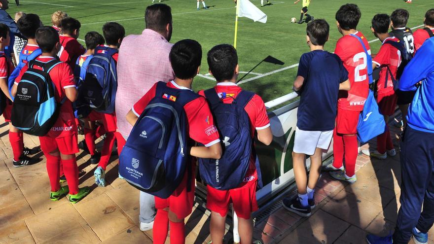 Un grupo de niños antes de un partido en la Ciudad Deportiva al arranque de temporada este 2022.  | MATÍAS SEGARRA