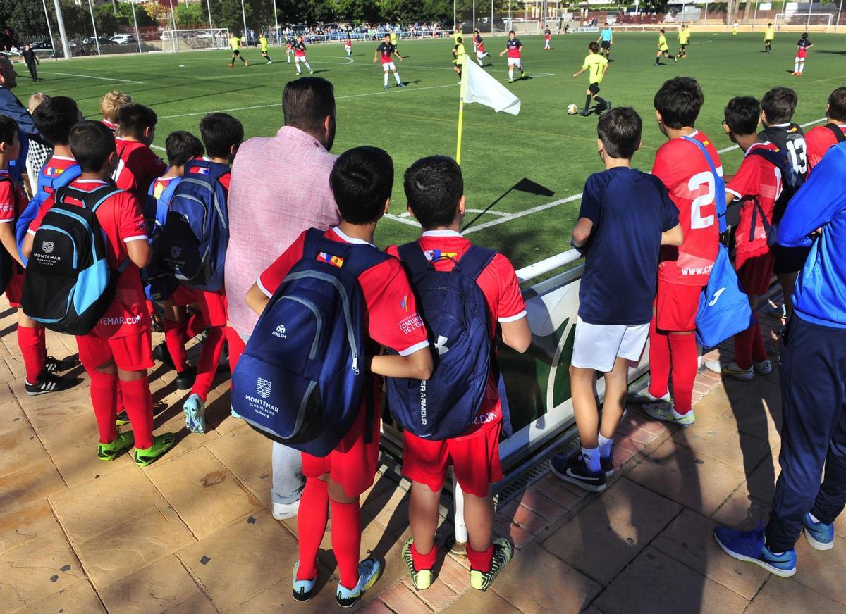 Un grupo de niños antes de un partido en la Ciudad Deportiva al arranque de temporada este 2022.  | MATÍAS SEGARRA
