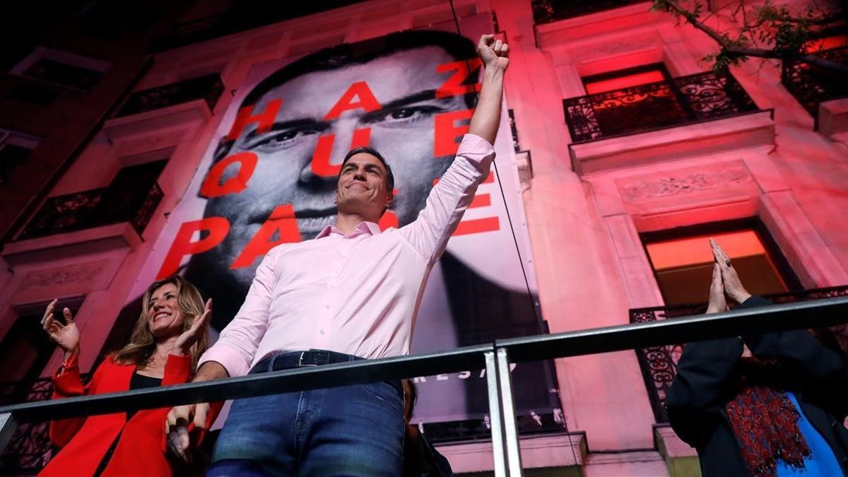 Pedro Sánchez celebrando la victoria electoral ante sus militantes y seguidores.
