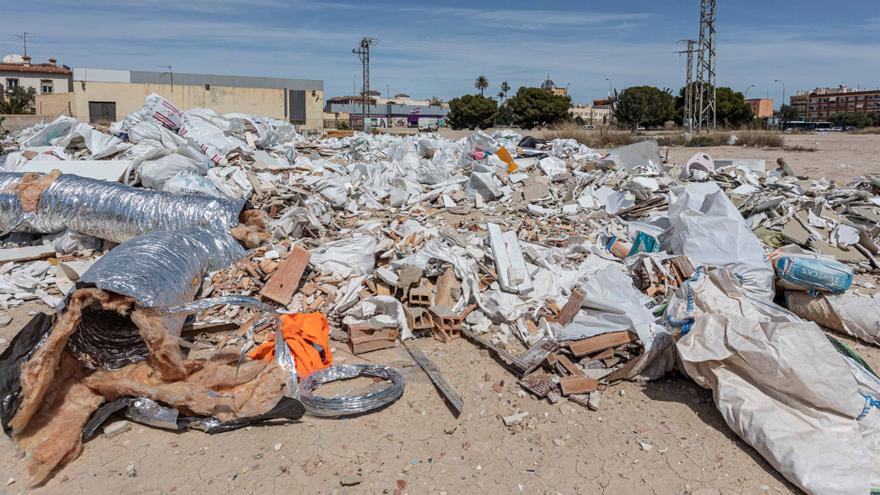 Toneladas de escombros invaden las inmediaciones del la Santa Faz y el cementerio de Alicante