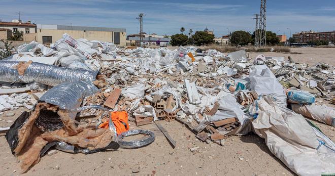 Toneladas de escombros invaden las inmediaciones del la Santa Faz y el cementerio de Alicante