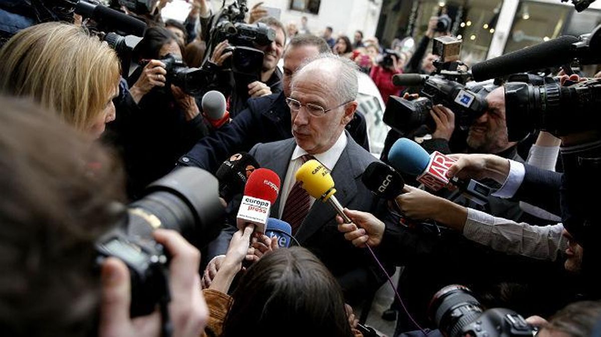 Rodrigo Rato arriba al seu despatx entre esbroncades i insults.