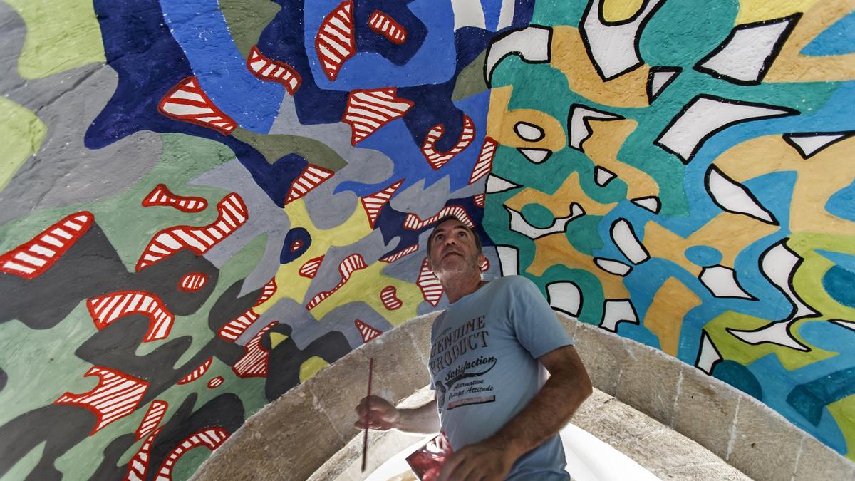 Jesús Cees pintando el techo de la ermita de Sant Cristòfol.