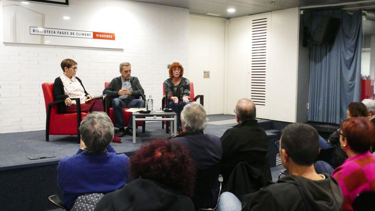 Maria  Mercè Cuartiella, Alfons Martínez i Xènia Bussé, durant la presentació a Figueres.