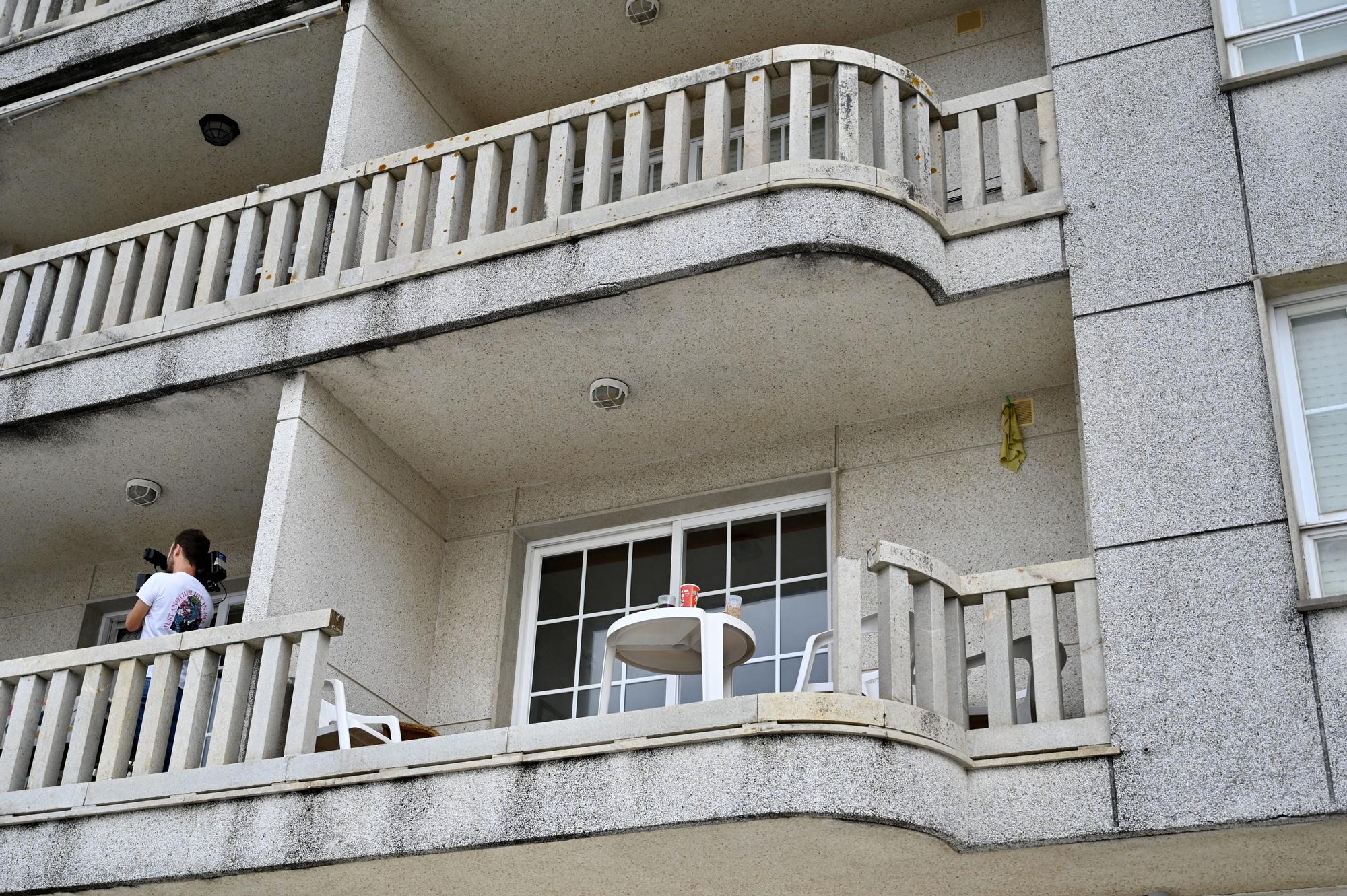 Cuatro jóvenes heridos al desprenderse la balaustrada de un balcón en Sanxenxo