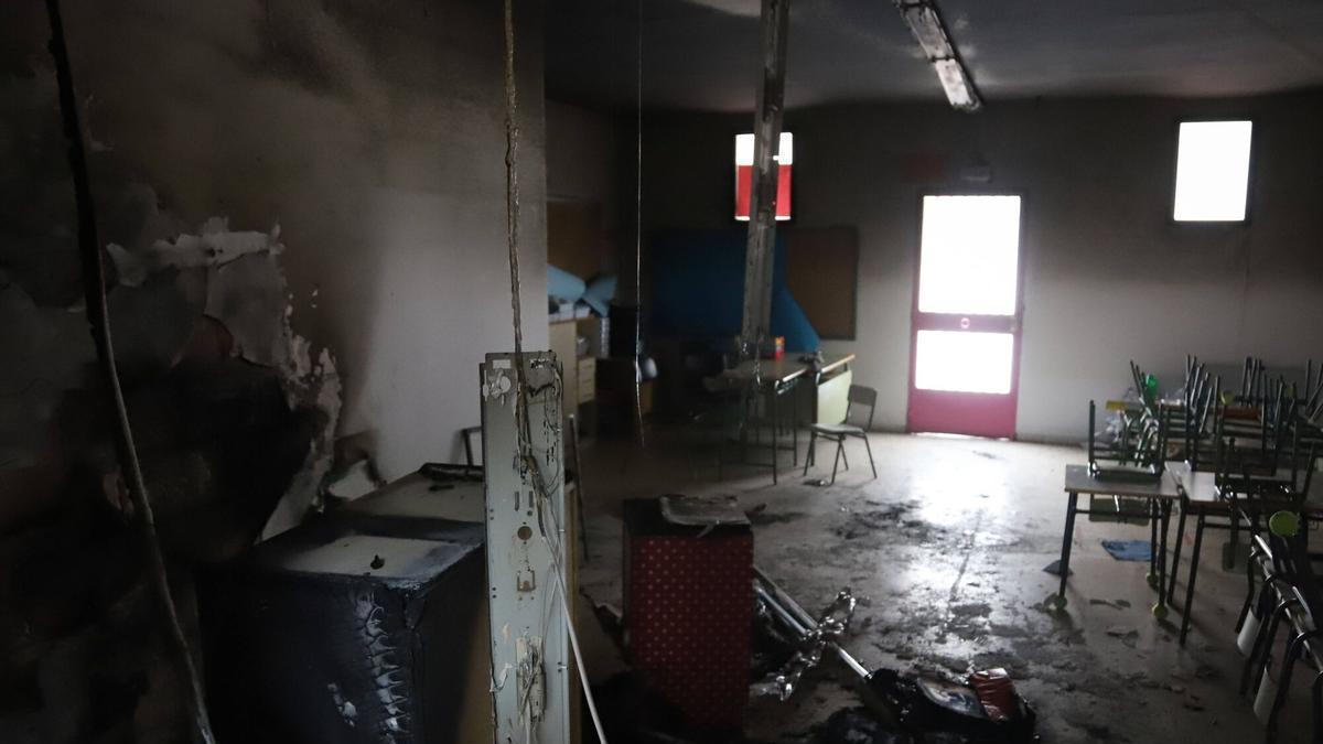El aula del colegio Guadiana de Badajoz tras el incendio.