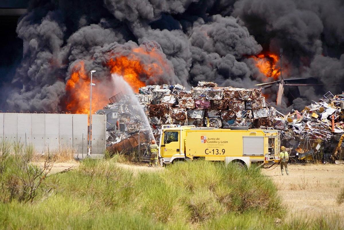 GALERÍA | Las imágenes del incendio en la planta de residuos Zaresa de Roales