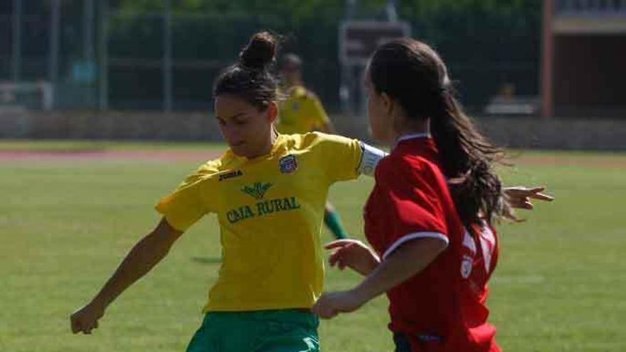 María Cepeda se dispone a golpear el balón.