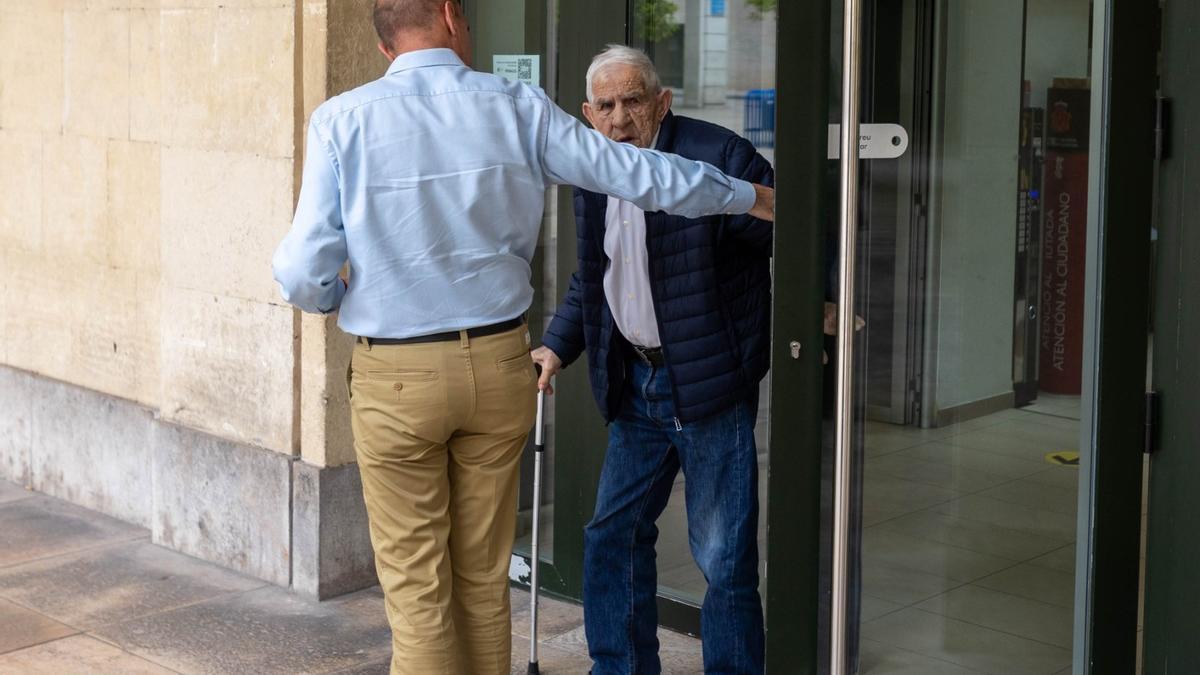El exalcalde de Llíber, José Mas, al salir de la Audiencia de Alicante
