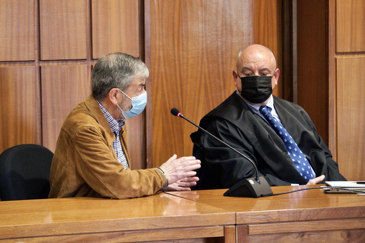 Juan M. G., este lunes en el banquillo de los acusados junto a su abogado, José Mª Caballero.