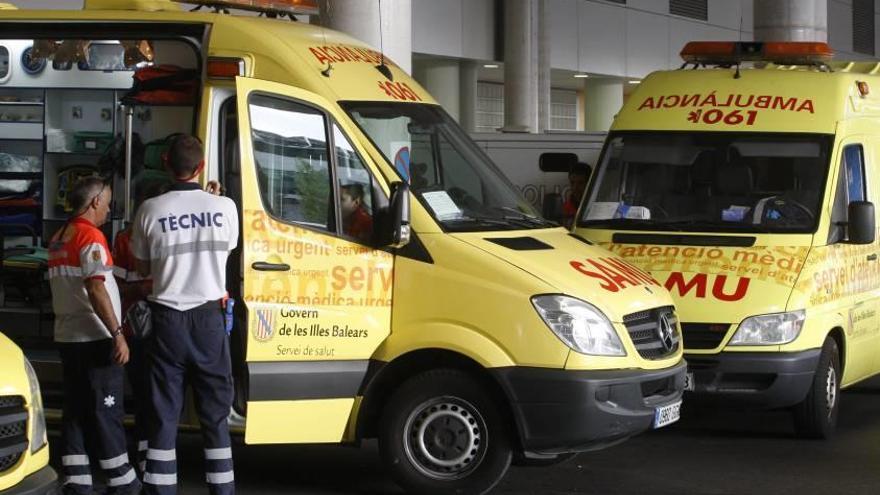 Ambulancias estacionadas en el hospital Son Espases.