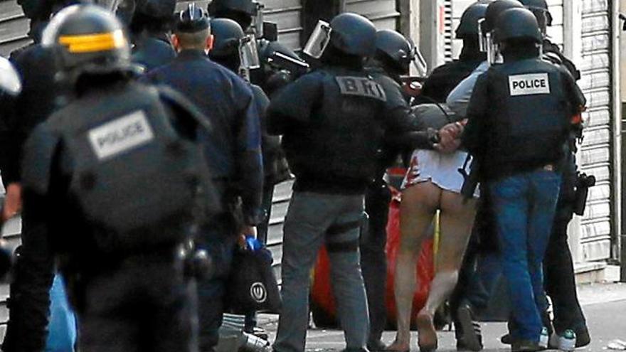 La policia francesa en el moment de la detenció d&#039;un dels sospitosos durant l&#039;operació d&#039;ahir al matí a Saint-Denis