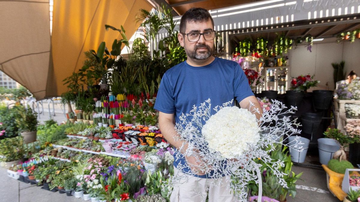 Alicante se llena de claveles para una Ofrenda de Flores multitudinaria