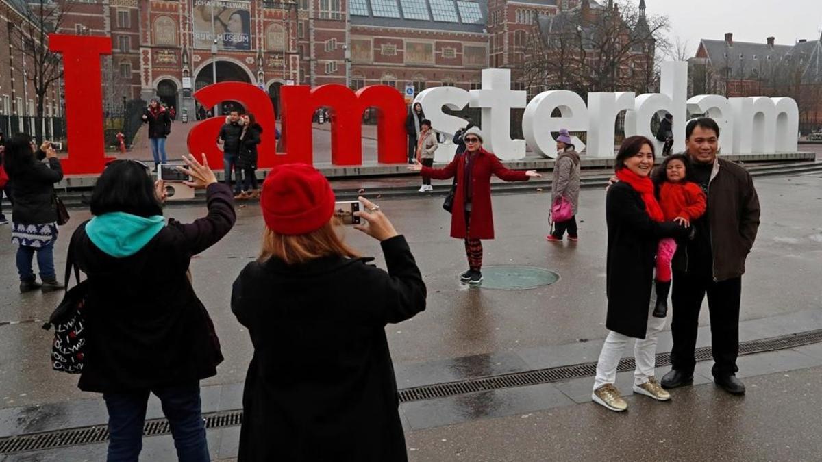 Turistas en Amsterdam.