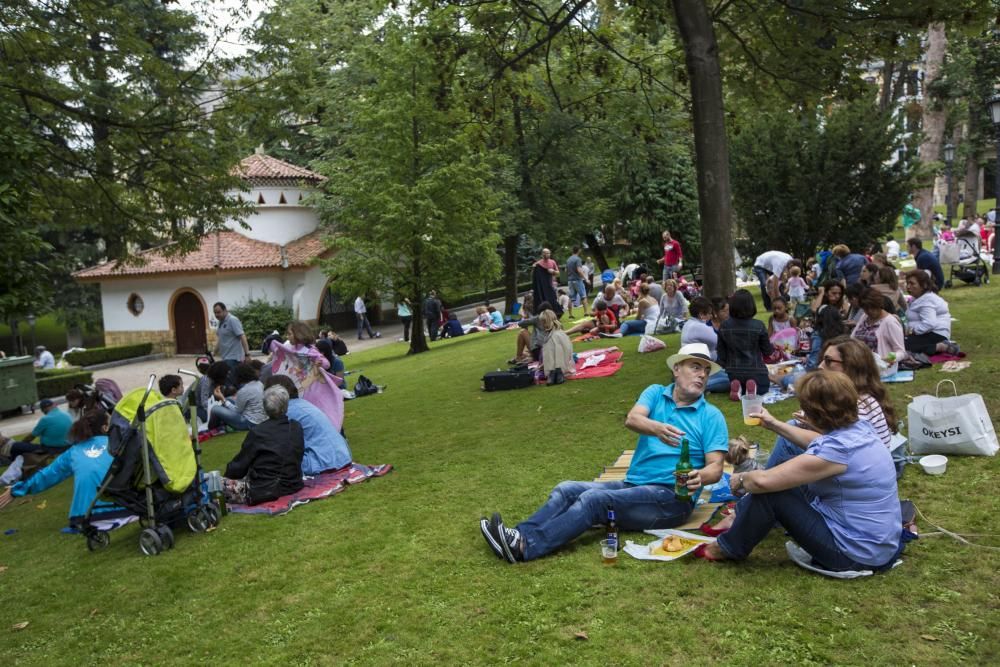 Multitudinario reparto del bollo en San Mateo