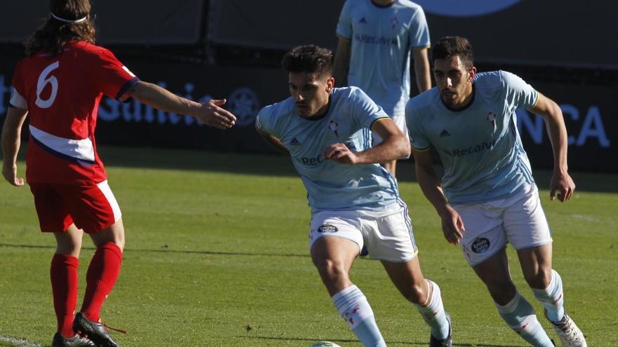 Borja Fernández conduce el balón junto a Borja Iglesias.