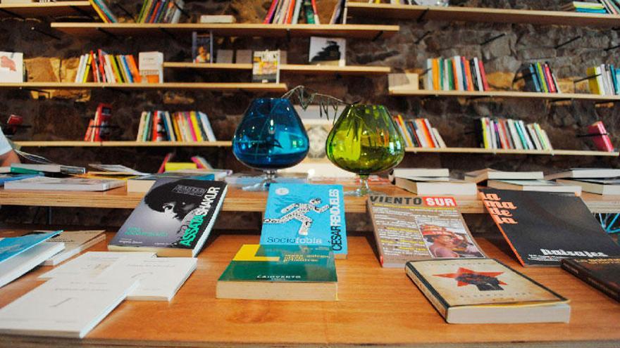 Cafetería-librería situada en la Ciudad Vieja de A Coruña.