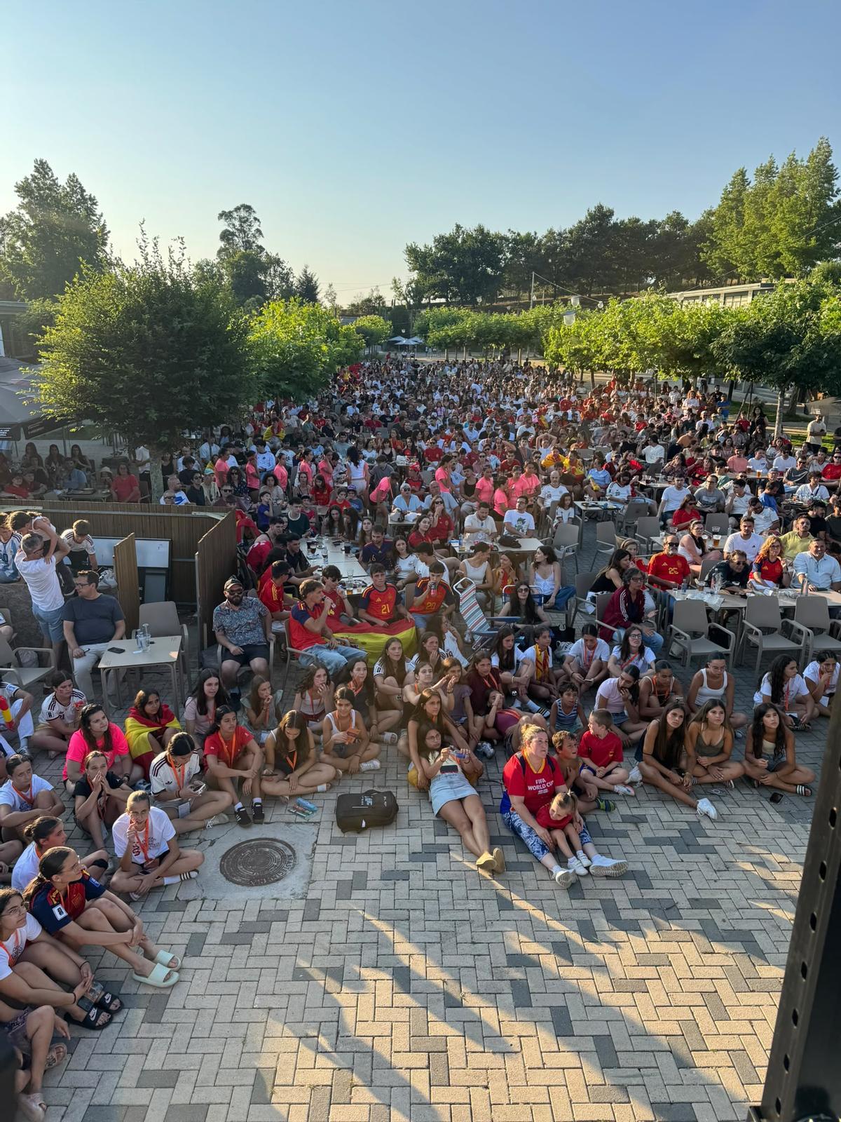 La explanada del Monte do Gozo este lunes repleta de aficionados para presenciar el partido Portugal-España