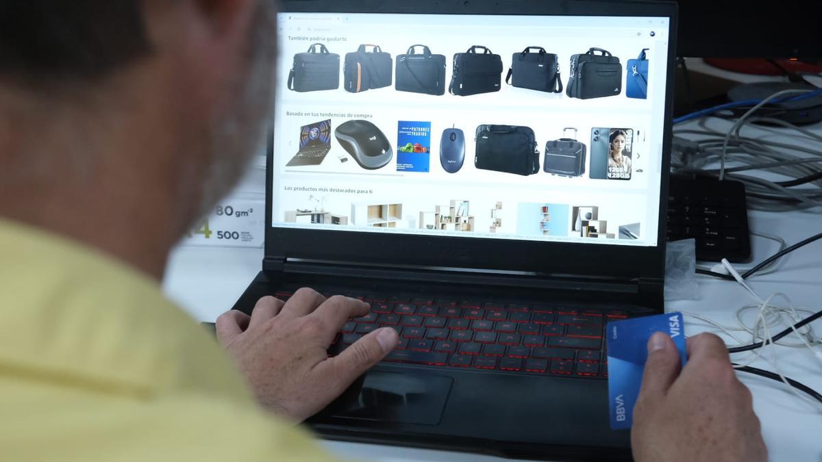 Un usuario de internet realizando compras a través del ordenador.