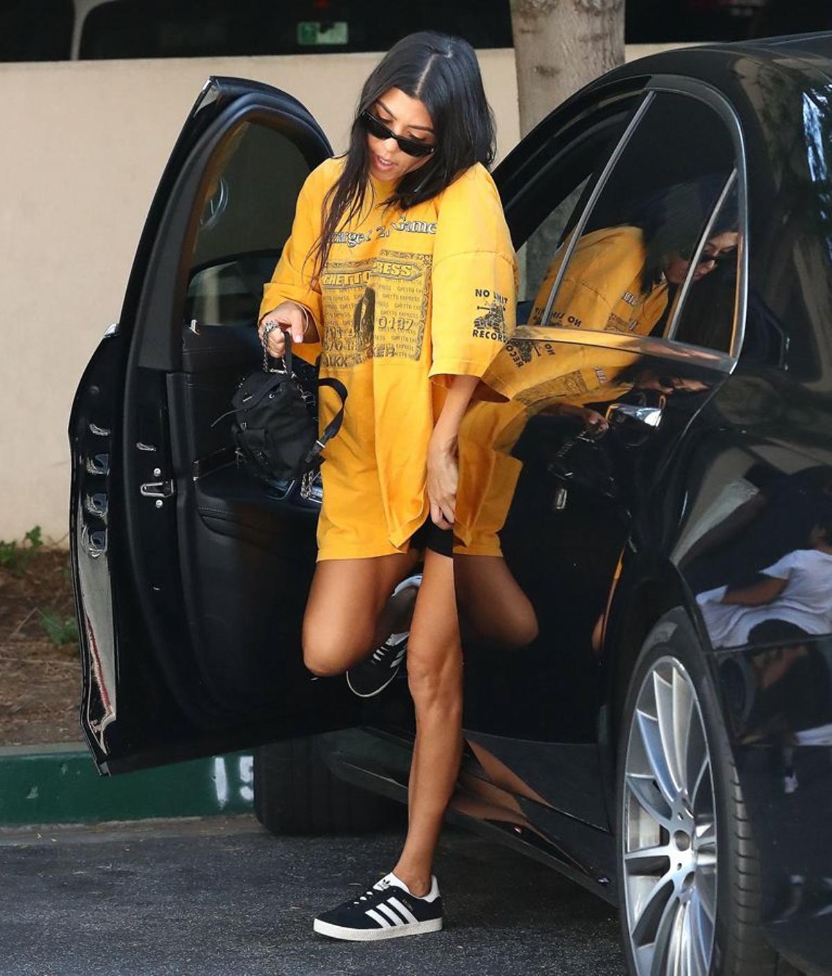 Kourtney Kardashian con camiseta 'oversize' masculina