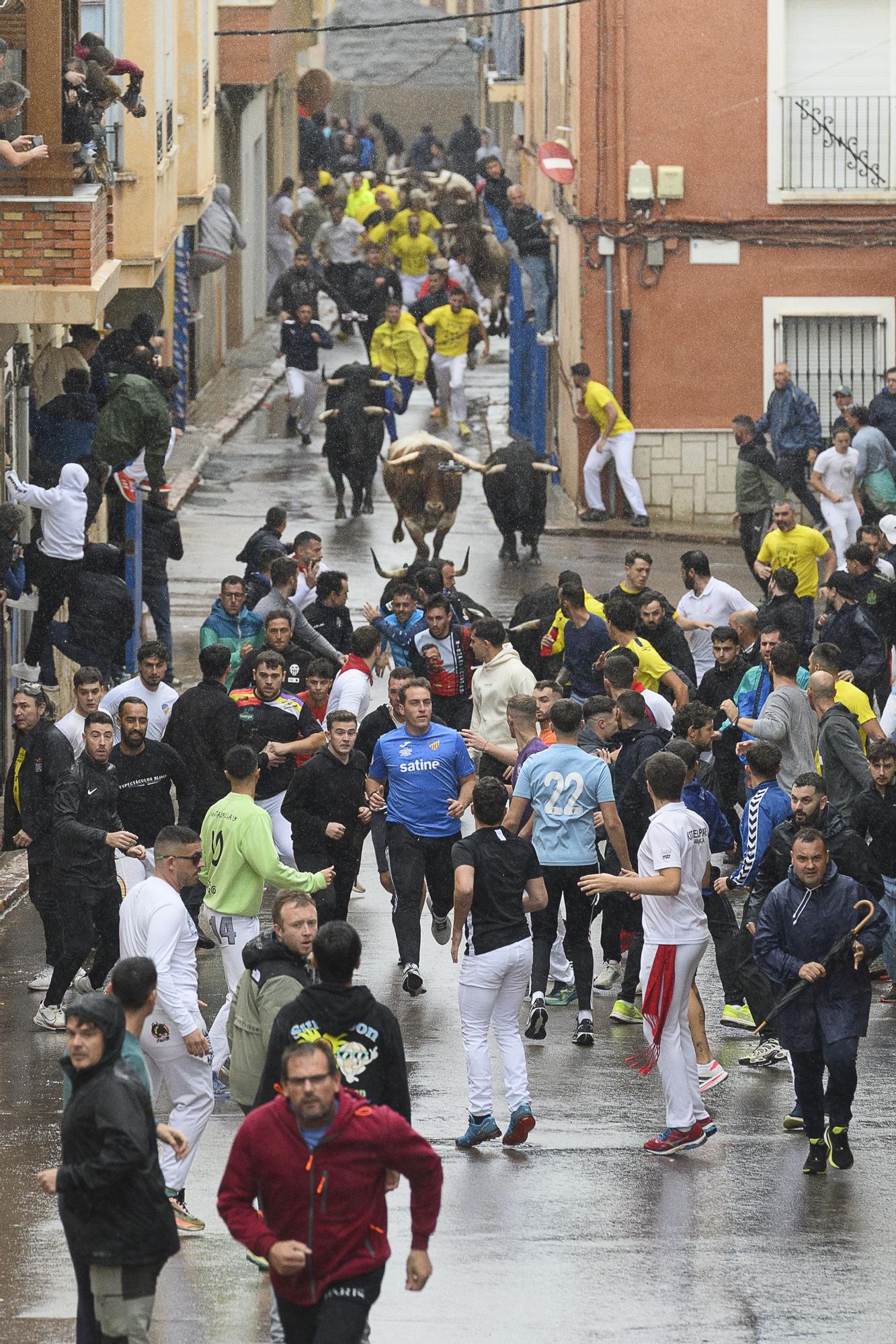 Velocidad y peligro en el histórico encierro de Victoriano del Río en la Vall d'Uixó