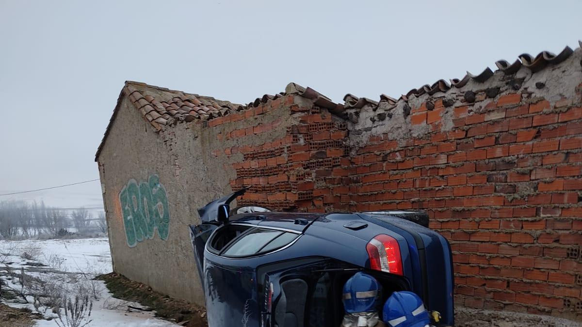 Los Bomberos de Toro, junto al coche siniestrado