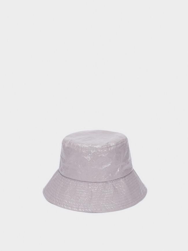 Gorro 'bucket' lila efecto charol, de Parfois