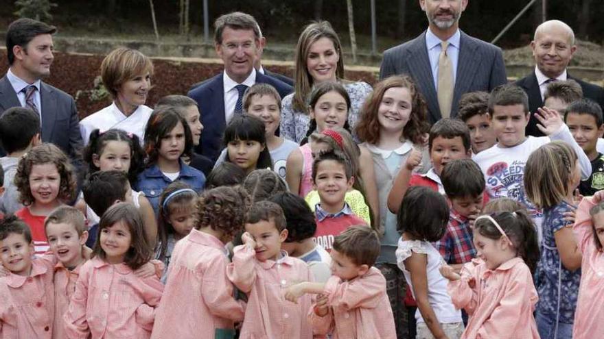 A la izquierda, Felipe y Letizia en una de las clases, Abajo, la reina junto a un grupo de sonrientes escolares. Efe y Jesús Regal (Faro de Vigo)