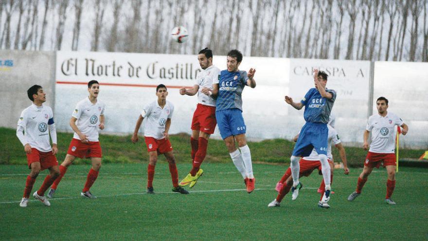 Juan de la Nava cabecea un balón, ayer.