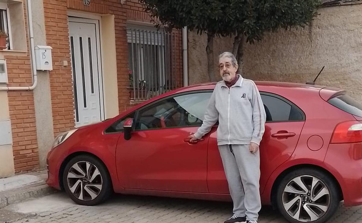 José Martín, con su vehículo, a la puerta de su casa de Roales del Pan. | CEDIDA