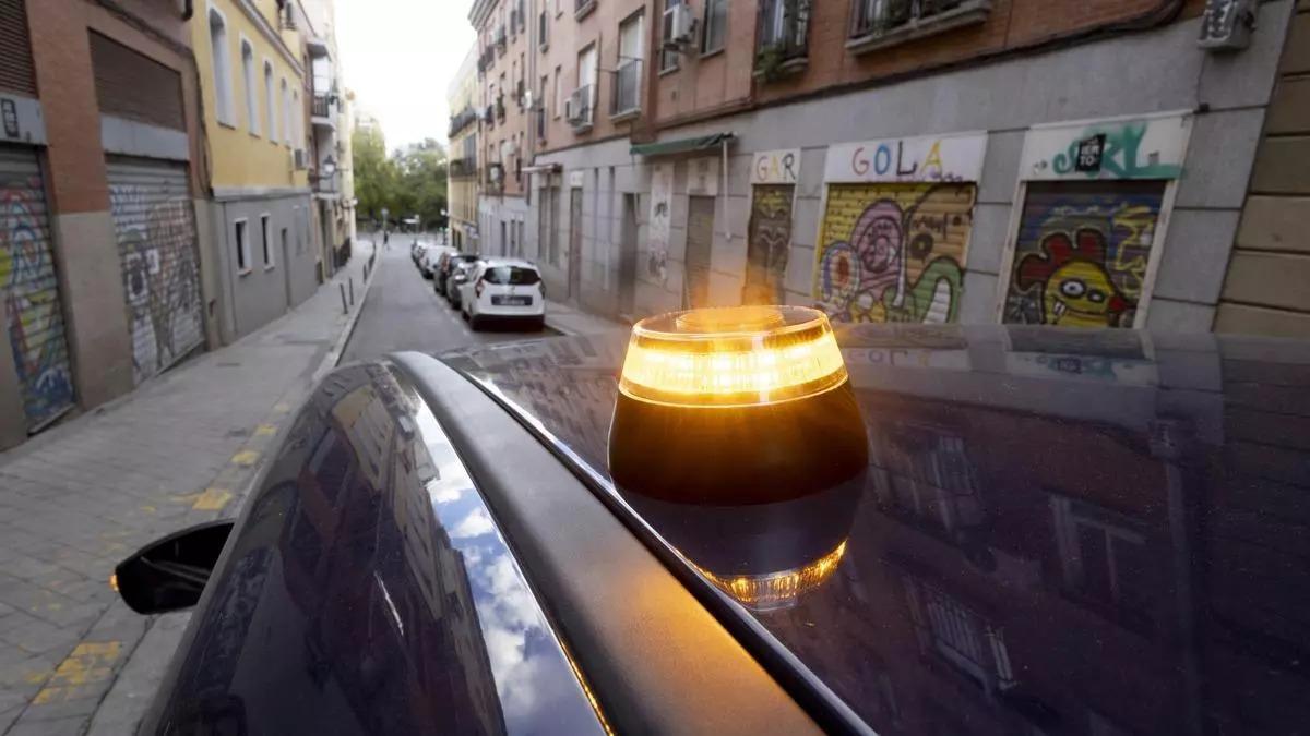 Baliza V16 de emergencia colocada en el techo de un vehículo.