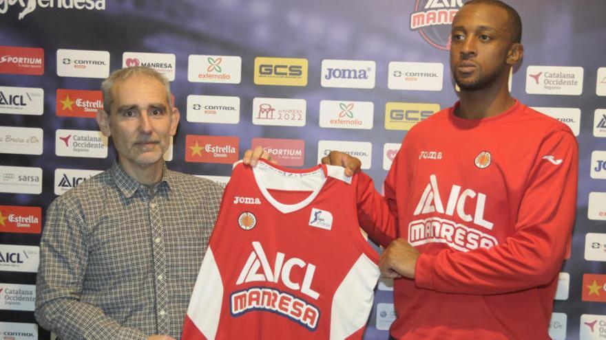 Pere Romero i Je&#039;Kel Foster durant la presentació del nou jugador de l&#039;ICL.