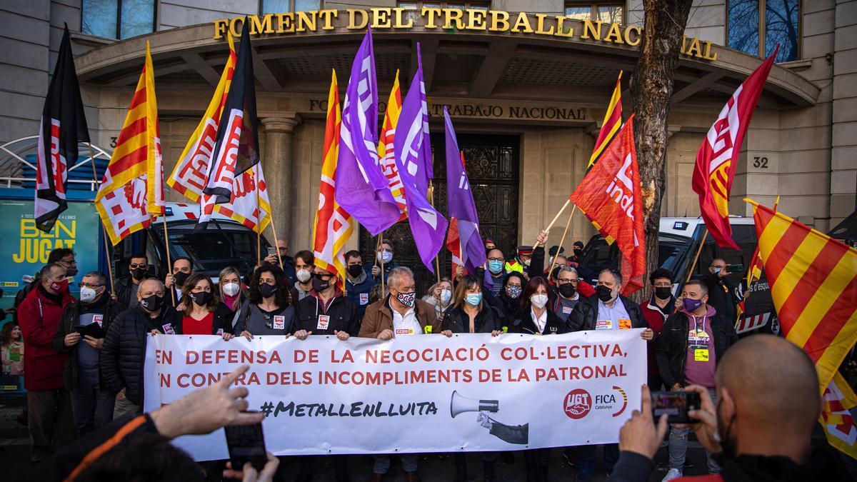 Protesta de trabajadores del metal delante de Foment